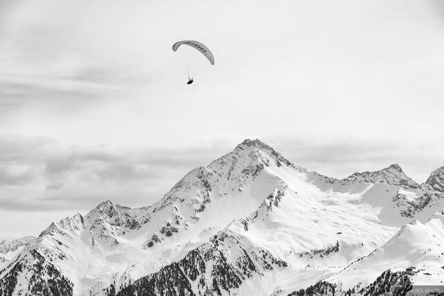 Paraglider over Ahornspitze